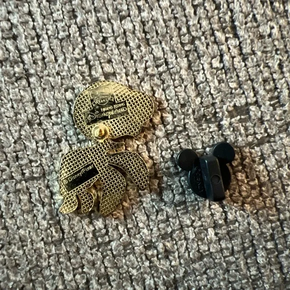 Disneyland Hong Kong Finding Nemo Squirt Trading Pin - Picture 2 of 2